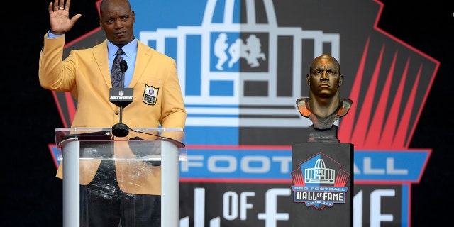 L'ex giocatore della NFL Bryant Young parla durante il suo ingresso nella Pro Football Hall of Fame, sabato 6 agosto 2022, a Canton, Ohio.