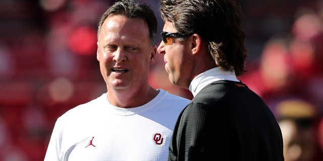 Daughter of former Oklahoma coach Cale Gundy calls out Brent Venables in since-deleted tweet 3 November 10, 2018; Norman, OK, USA; Oklahoma Sooners coach Cale Gundy (left) speaks with his brother Oklahoma State Cowboys head coach Mike Gundy (right) before the game at Gaylord Family - Oklahoma Memorial Stadium.