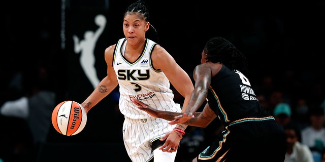 La delantera de Chicago Sky, Candace Parker (3), se dirige a la canasta contra la delantera de New York Liberty, Natasha Howard (6), durante la primera mitad de un partido de playoff de baloncesto de la WNBA el 23 de agosto de 2022 en Nueva York.