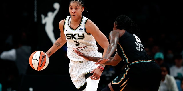 La delantera de Chicago Sky, Candace Parker (3), se dirige a la canasta contra la delantera de New York Liberty, Natasha Howard (6), durante la primera mitad de un partido de playoff de baloncesto de la WNBA el 23 de agosto de 2022 en Nueva York.