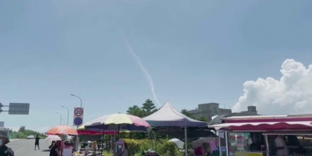 핑탄 섬의 관광객들은 2022년 8월 4일 대만 근처에서 중국군이 미사일을 발사하는 것을 목격했습니다. 