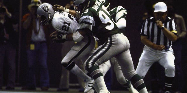 Football: Super Bowl XV: Philadelphia Eagles John Bunting (95) in action, defense vs Oakland Raiders Cliff Branch (21) at Louisiana Superdome. New Orleans, LA 1/25/1981
