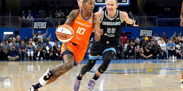 DeWanna Bonner leads Sun to Game 1 semifinal win over the defending WNBA champions 4 Connecticut Sun's Courtney Williams (10) drives to the basket as Chicago Sky's Courtney Vandersloot defends during the first half in Game 1 of a WNBA basketball semifinal playoff series Sunday, Aug. 28, 2022, in Chicago.