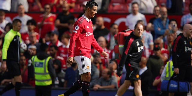 Manchester United's Cristiano Ronaldo walks on the field at the end of the English Premier League soccer match between Manchester United and Brighton at Old Trafford stadium in Manchester, 영국, 일요일, 8월. 7, 2022. Brighton won 2-1.
