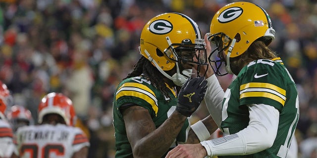 Aaron Rodgers de los Packers celebra un touchdown con Davante Adams durante el juego de los Cleveland Browns en Lambeau Field el 25 de diciembre de 2021 en Green Bay, Wisconsin.