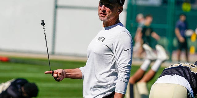 New Orleans Saints' head coach Dennis Allen watches a drill before an NFL football joint practice session with the Green Bay Packers Tuesday, Aug. 16, 2022, in Green Bay, Wisconsin.