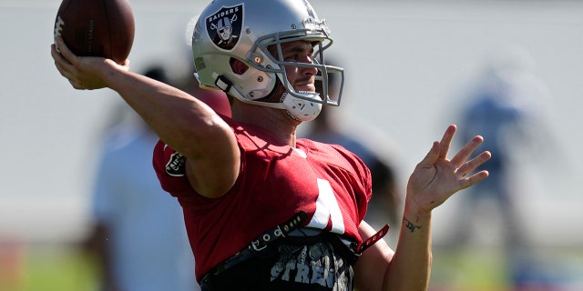 El mariscal de campo de los Raiders de Las Vegas, Derek Carr (4), practica durante el campamento de entrenamiento de fútbol americano de la NFL el martes 23 de agosto de 2022 en Henderson, Nevada.