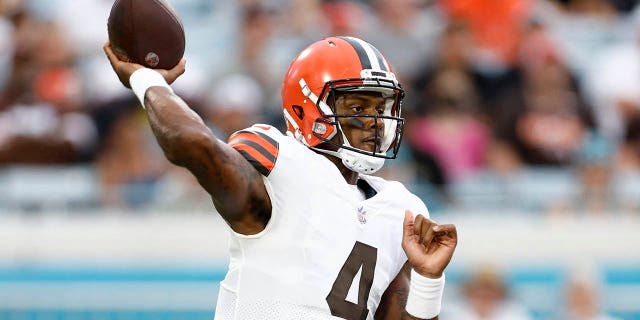 El mariscal de campo de los Cleveland Browns, Deshaun Watson, #4, busca lanzar la pelota durante el primer cuarto de un juego de pretemporada contra los Jacksonville Jaguars en el TIAA Bank Field en Jacksonville, Florida, el 12 de agosto de 2022.