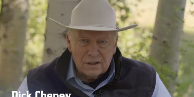 L'ancien vice-président Dick Cheney fait l'éloge de sa fille et fustige l'ancien président Donald Trump dans les publicités de campagne du représentant du GOP Liz Cheney du Wyoming.