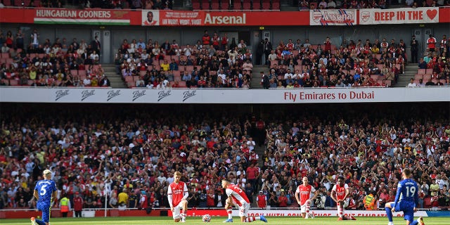 Players take a knee ahead of the kick off during the English Premier League football match between Arsenal and Chelsea at the Emirates Stadium in London on August 22, 2021.