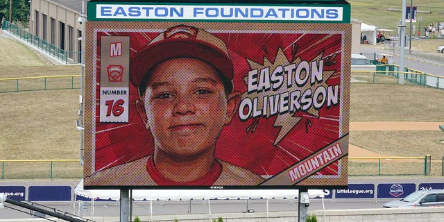 A picture of Mountain Region Champion Little League team member Easton Oliverson, from Santa Clara, 犹他州, is shown on the scoreboard at Volunteer Stadium in South Williamsport, 宾夕法尼亚州, during the opening ceremony of the 2022 Little League World Series.