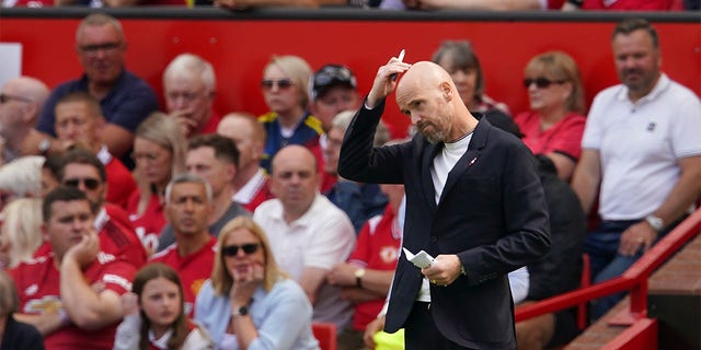 Manchester United's head coach Erik ten Hag stands during the English Premier League soccer match between Manchester United and Brighton at Old Trafford stadium in Manchester, Inglaterra, domingo, ago. 7, 2022. 