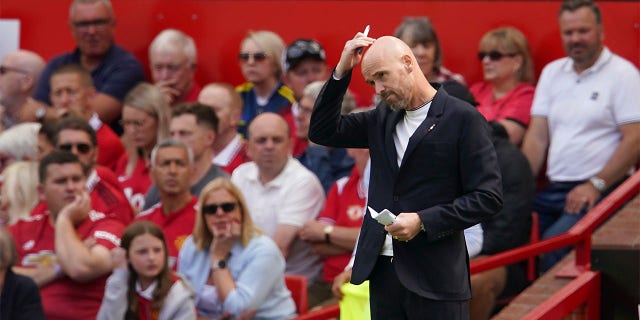 Manchester United's head coach Erik ten Hag stands during the English Premier League soccer match between Manchester United and Brighton at Old Trafford stadium in Manchester, 영국, 일요일, 8월. 7, 2022.