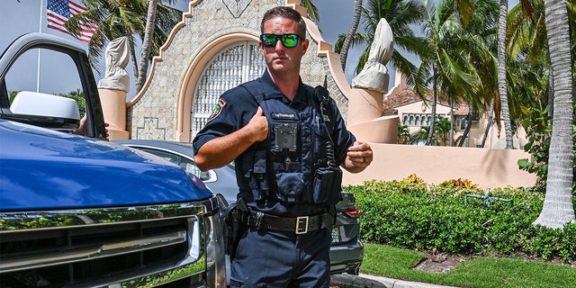 افسران مجری قانون محلی در 9 اوت 2022 در مقابل خانه رئیس جمهور سابق دونالد ترامپ در Mar-A-Lago در پالم بیچ فلوریدا دیده می شوند.