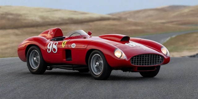 Uma Ferrari 410 Sport Spyder de 1955 foi vendida por US$ 2.25.000.