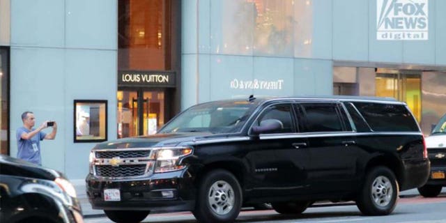 کاروان ترامپ پس از حمله افبیآی به مار-آ-لاگو، نیویورک را ترک میکند