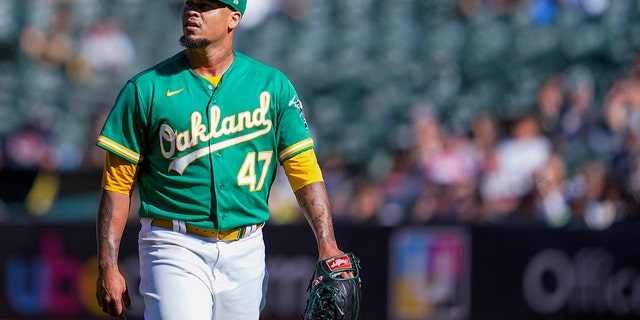 Oakland Athletics' Frankie Montas walks to the dugout after pitching against the Detroit Tigers during the third inning in Oakland, 加州, 在七月 21, 2022.