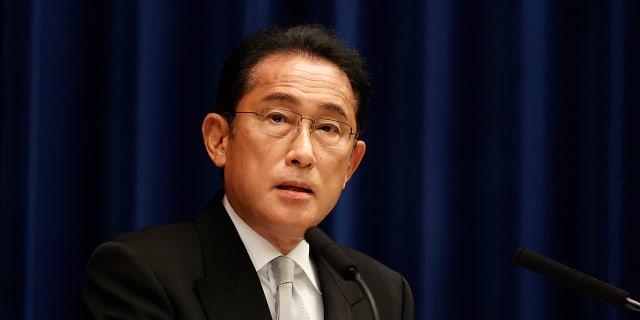 2022 年 8 月 10 日、東京の首相官邸で記者会見を行う岸田文夫首相。  (Rodrigo Reyes Marin/AP 経由のプール写真、ファイル)