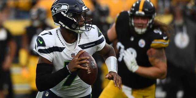 Geno Smith (7) of the Seattle Seahawks during a preseason game against the Pittsburgh Steelers at Acrichure Stadium in Pittsburgh on August 13, 2022.