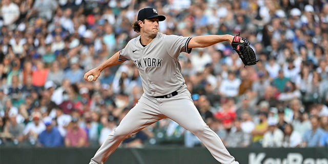Gerrit Cole de los Yankees de Nueva York lanza la primera entrada contra los Marineros de Seattle en T-Mobile Park el 9 de agosto de 2022 en Seattle. 