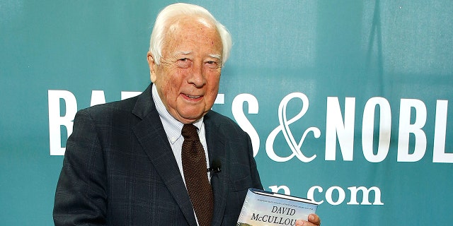 Historian David McCullough Dies at 89 1 David McCullough signs copies of his new book