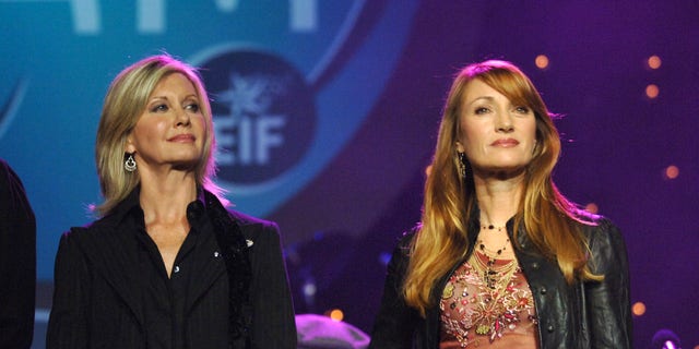 Olivia Newton-John and Jane Seymour worked together in the entertainment industry for decades. 写真で 2005