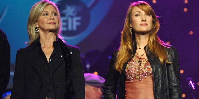 Olivia Newton-John and Jane Seymour worked together in the entertainment industry for decades. 写真で 2005