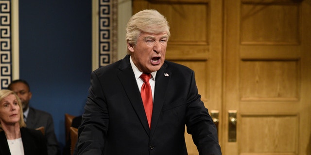 Alec Baldwin a joué le célèbre Donald Trump sur SNL, remportant même un Emmy Award pour son jeu d'acteur.