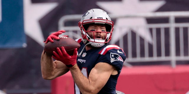 New England Patriots wide receiver Julian Edelman catches before a game against the Las Vegas Raiders at Gillette Stadium in Foxborough, MA on September 27, 2020. 