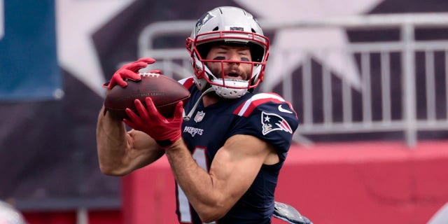 New England Patriots wide receiver Julian Edelman catches before a game against the Las Vegas Raiders at Gillette Stadium in Foxborough, MA on September 27, 2020. 