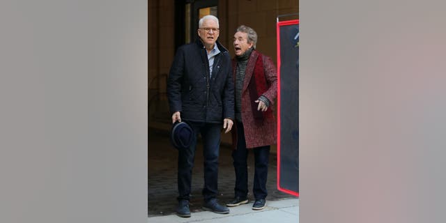 Steve Martin dhe bashkëpunëtori për një kohë të gjatë Martin Short filmojnë një skenë të shkurtër në Nju Jork për "Vetëm vrasje në ndërtesë".