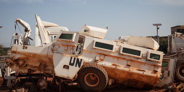 Un véhicule blindé de l'ONU qui avait été touché par un engin explosif improvisé est stationné dans la mission de l'ONU au Mali le 5 novembre 2021. (Amaury Hauchard/AFP via Getty Images)