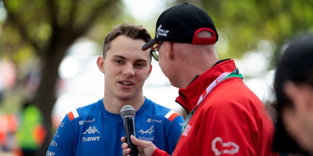Oscar Piastri of Australia arrives at the Formula 1 Australian Grand Prix at Albert Park April 7, 2022, 멜버른에서, 호주. 