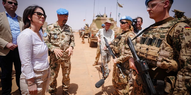 Annalena Baerbock, ministre allemande des Affaires étrangères, s'entretient avec des soldats au Camp Castor à Gao, au Mali, où l'armée allemande participe à la mission de l'ONU.  (Kay Nietfeld/alliance photo via Getty Images)