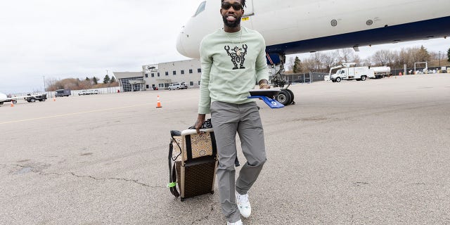 The Timberwolves' Patrick Beverley boards a plane ahead of a playoff game against the Memphis Grizzlies in Minneapolis-St. Paul.  Paul International Airport on April 25, 2022.