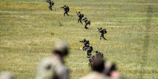 Des soldats britanniques participent au 22e exercice militaire de réaction rapide au centre d'entraînement militaire de Krivolak à Negotino, dans le centre de la Macédoine, le 12 mai 2022. L'exercice, qui implique environ 4 600 soldats de Macédoine du Nord, d'Albanie, du Monténégro, de Grèce et d'Italie, ainsi que la France, le Royaume-Uni et les États-Unis, il vise à montrer que les forces de l'OTAN peuvent être déployées et coopérer pleinement. 