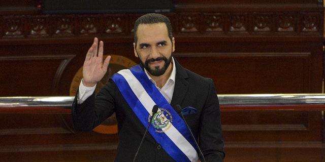 O presidente de El Salvador Nayib Bukele entrega uma mensagem aos cidadãos ao comemorar seu terceiro ano de mandato no prédio da Assembleia Legislativa da República de El Salvador em 1º de junho de 2022 em San Salvador, El Salvador. 