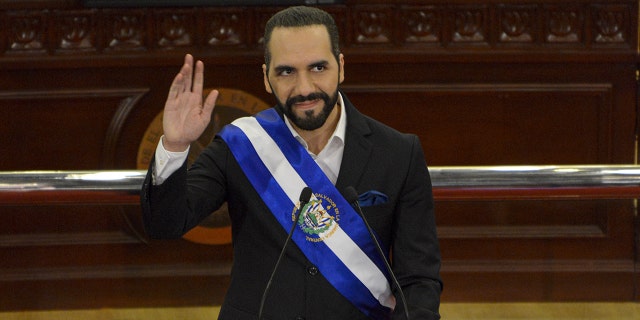 O presidente de El Salvador Nayib Bukele entrega uma mensagem aos cidadãos ao comemorar seu terceiro ano de mandato no prédio da Assembleia Legislativa da República de El Salvador em 1º de junho de 2022 em San Salvador, El Salvador. 