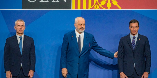 イェンス・ストールテンベルク・ナート事務総長（左）、アルバニア首相エディ・ラマ（中央）、ペドロ・サンチェス・スペイン大統領が11日（現地時間）、スペイン・マドリードで開かれたNATO首脳会議の開幕式で記念撮影を行っている。 