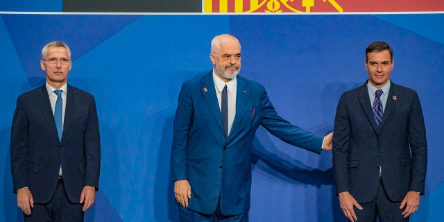 NATO ģenerālsekretārs Jenss Stoltenbergs pa kreisi, Albānijas premjerministrs Edi Rama centrā un Spānijas prezidents Pedro Sančess pa labi NATO samita atklāšanas ceremonijā Madridē, Spānijā. 