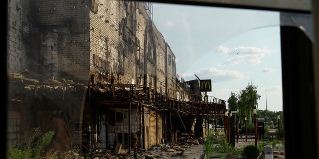 Une vue du centre commercial Fabrika détruit à Kherson le 20 juillet 2022, au milieu de l'action militaire russe en cours en Ukraine.