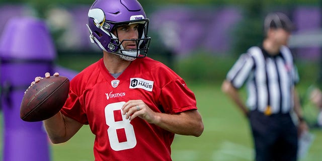 On July 27, 2022, Minnesota Vikings quarterback Kirk Cousins ​​looks to pass during the first day of training camp at the TCO Performance Center in Egan, Minnesota.