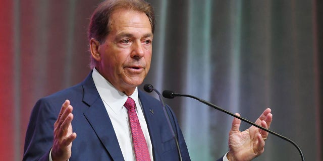 El entrenador en jefe de Alabama Crimson Tide, Nick Saban, habla con los medios de comunicación durante los días de medios de lanzamiento de fútbol de la SEC el 19 de julio de 2022, en el Salón de la Fama del Fútbol Americano Universitario en Atlanta.