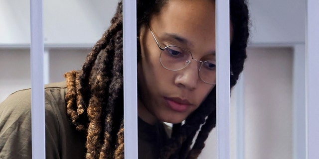 La jugadora de baloncesto estadounidense Brittney Griner se encuentra en la jaula de los acusados antes de una audiencia en la corte durante su juicio por cargos de contrabando de drogas, en Khimki, en las afueras de Moscú, el 2 de agosto de 2022. - Griner fue detenida en el aeropuerto Sheremetyevo de Moscú en febrero de 2022, solo unos días antes que Moscú. lanzó su ofensiva en Ucrania. Fue acusada de tráfico de drogas por posesión de cartuchos de vaporizador con aceite de cannabis. Hablando en el juicio el 27 de julio, Griner dijo que aún no sabía cómo terminaron los cartuchos en su bolso. (Foto de EVGENIA NOVOZHENINA / POOL / AFP) (Foto de EVGENIA NOVOZHENINA/POOL/AFP vía Getty Images)