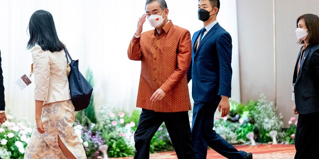 Chinese Foreign Minister Wang Yi (C) arrives at ASEAN gala dinner at the Chroy Changvar International Convention and Exhibition Center in Phnom Penh on August 4, 2022. 