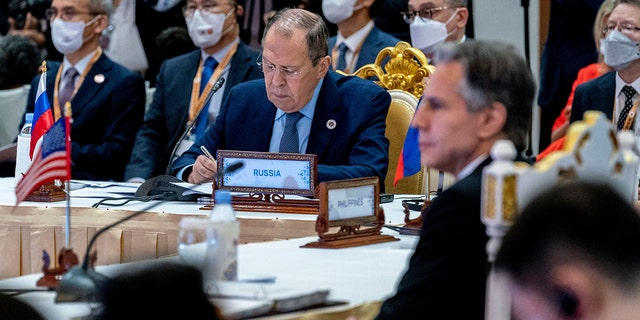 Russia's Foreign Minister Sergey Lavrov (C) and U.S. Secretary of State Antony Blinken (R) attend the East Asia Summit Foreign Ministers meeting during the 55th ASEAN Foreign Ministers' Meeting in Phnom Penh on August 5, 2022. 