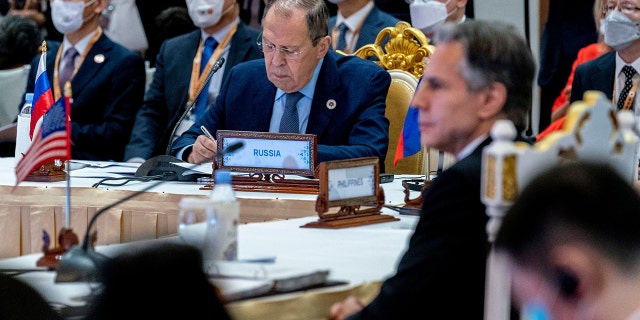 Russia's Foreign Minister Sergey Lavrov (C) and U.S. Secretary of State Antony Blinken (R) attend the East Asia Summit Foreign Ministers meeting during the 55th ASEAN Foreign Ministers' Meeting in Phnom Penh on August 5, 2022. 