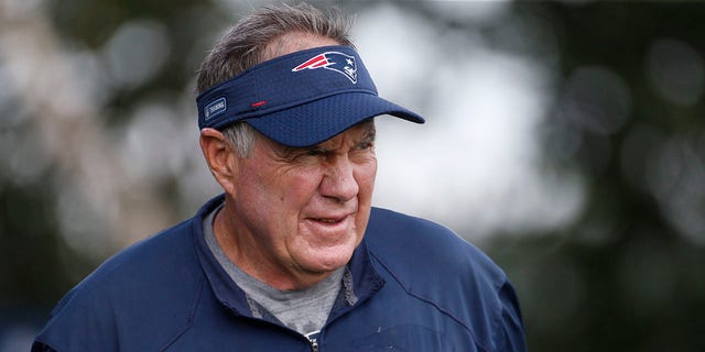 El entrenador en jefe de los Patriots, Bill Belichick, en el campo de entrenamiento