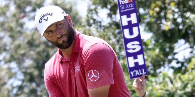 Jon Rahm mira hacia la calle antes de hacer su golpe de salida en el número 9 durante la ronda final del Campeonato FedEx St. Jude el 14 de agosto de 2022 en TPC Southwind en Memphis, Tennessee. 