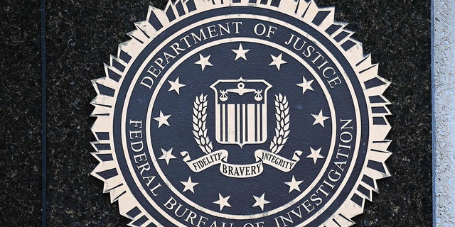 The seal of the Federal Bureau of Investigation is seen outside its headquarters in Washington, D.C., 8월에. 15, 2022. Threats against the FBI and law enforcement agencies have increased following the search and seizure of top secret documents from former President Donald Trump's Mar-a-Lago estate.